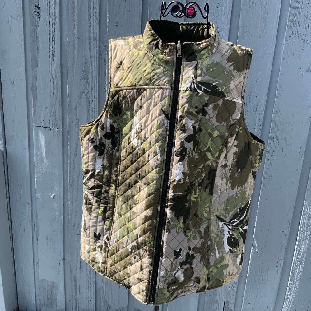 Denim & Company Quilted Reversible Vest in Camo (Size XL)